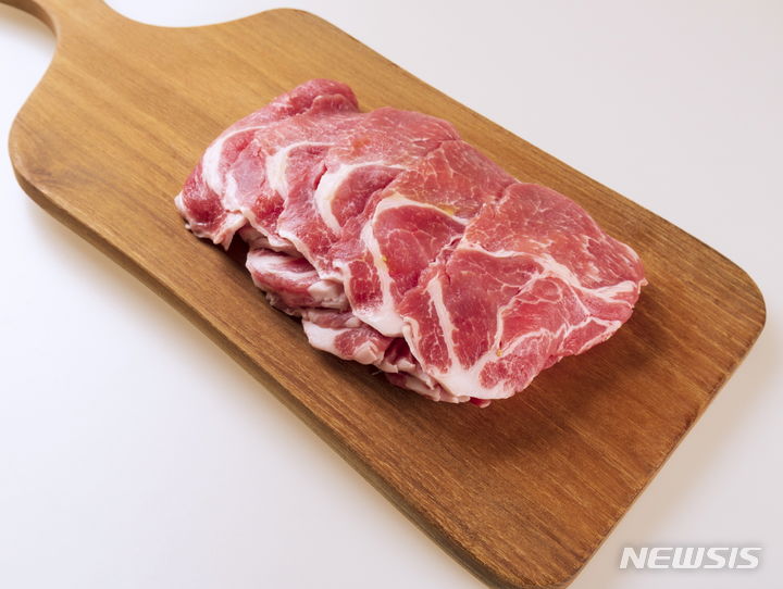 [세종=뉴시스] 영국 가디언은 지난 15일(현지시각) 적정한 일일 단백질 섭취량을 공개했다. 사진은 국내산 돼지고기 한돈으로, 지방(6%) 대비 단백질(21.1%)이 3배 이상 많은 단백질 식품이다. (사진=한돈자조금관리위원회 제공) 2024.04.16.