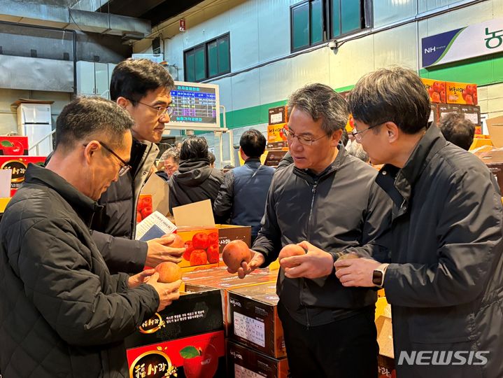[세종=뉴시스]농협경제지주 박서홍 신임 농업경제대표이사(오른쪽 2번째)가 취임 첫 행보로 농협 가락공판장을 찾아 사과 등 주요 농산물의 수급상황을 점검하고 있다.(사진=농협 제공)