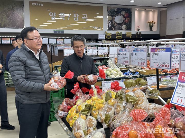 [세종=뉴시스]박서홍 신임 농업경제대표이사(오른쪽)이 남서울농협 하나로마트에 방문하여 농축산물 특별 할인행사 현장을 순람하고 있다(사진=농협 제공)