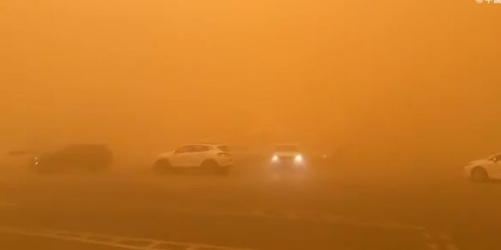 [서울=뉴시스] 27일 오전 11시(현지시간)께 중국 네이멍구 중부 쑤니터우기에 강풍을 동반한 강력한 모래폭풍이 몰아친 모습. <사진출처: 웨이보> 2024.03.27 