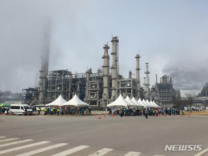 [서산(충남)=뉴시스] 행정안전부를 비롯한 관계기관 35곳이 27일 오후 충남 서산 대산산업단지에 위치한 한화토탈에서 재난 대응 훈련 '레디코리아'를 진행하고 있다. 2024.03.27.