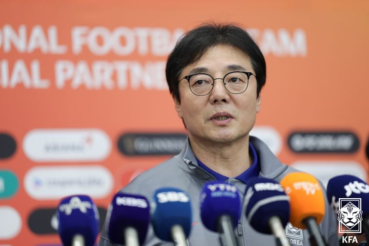 [서울=뉴시스]황선홍 축구대표팀 임시 감독. (사진=대한축구협회 제공)