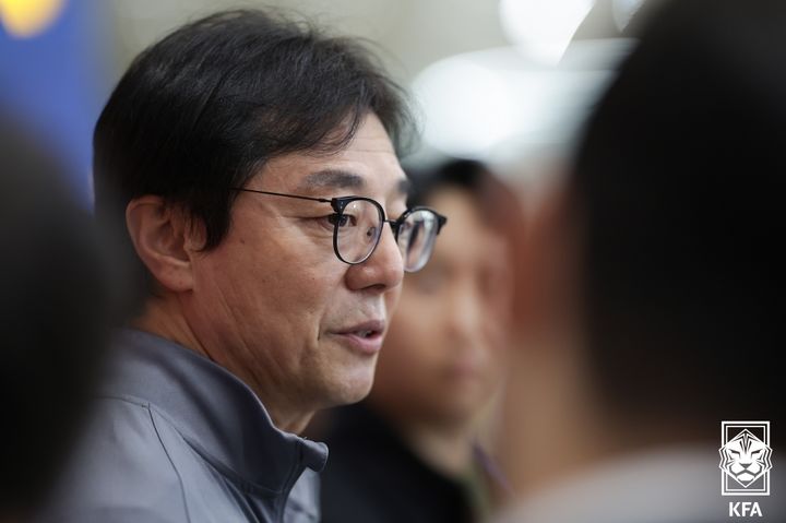 [서울=뉴시스]황선홍 축구대표팀 임시 감독. (사진=대한축구협회 제공)