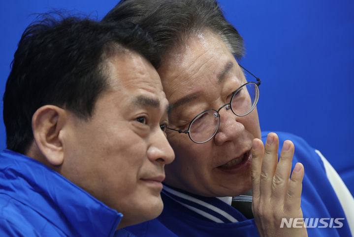 [충주=뉴시스] 이영환 기자 = 이재명 더불어민주당 대표가 지난달 27일 오전 충북 충주시 김경욱 후보 선거사무소에서 열린 더불어민주연합과의 현장 합동 선거대책위원회의에서 김 후보와 대화를 하고 있다. (공동취재) 2024.03.27. photo@newsis.com