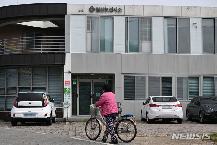 [담양=뉴시스] 박기웅 기자 = 지난 2024년 3월27일 오전 전남 담양군 한 주민이 마을 보건지소 앞을 지나고 있는 모습. 2024.03.27. pboxer@newsis.com