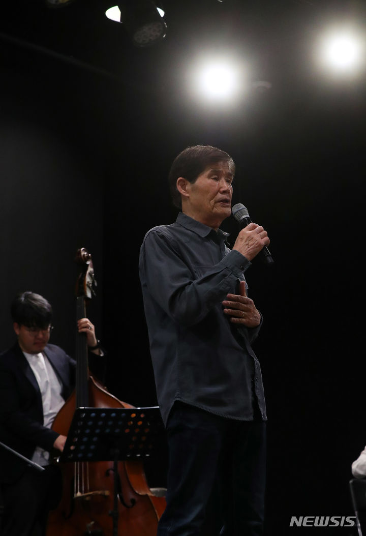 [서울=뉴시스] 김혜진 기자 = 가수 서유석이 27일 오전 서울 중구 서울시청 바스락홀에서 열린 신곡 시연회에서 '그들이 왜 울어야 하나' 무대를 선보이고 있다. 2024.03.27. jini@newsis.com