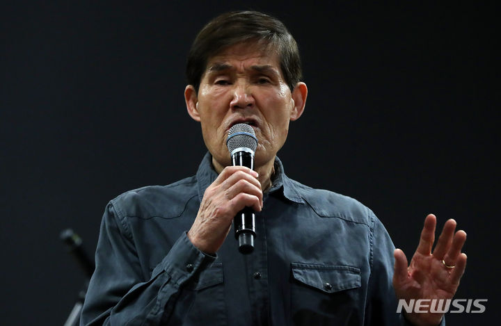 [서울=뉴시스] 김혜진 기자 = 가수 서유석이 27일 오전 서울 중구 서울시청 바스락홀에서 열린 신곡 시연회에서 '그들이 왜 울어야 하나' 무대를 선보이고 있다. 2024.03.27. jini@newsis.com