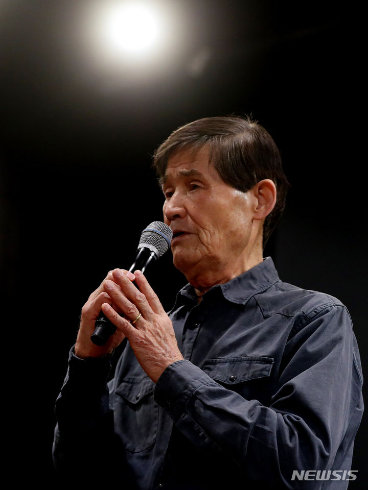 [서울=뉴시스] 김혜진 기자 = 가수 서유석이 27일 오전 서울 중구 서울시청 바스락홀에서 열린 신곡 시연회에서 '그들이 왜 울어야 하나' 무대를 선보이고 있다. 2024.03.27. jini@newsis.com