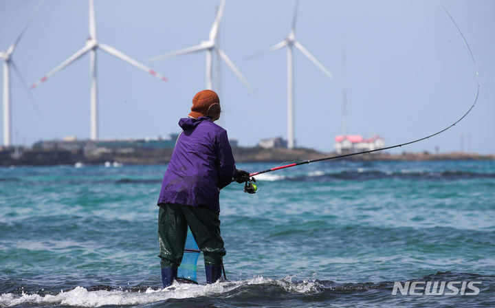 [제주=뉴시스] 우장호 기자 = 지난 3월27일 오전 제주시 구좌읍 월정리 해안가에서 낚시꾼들이 학꽁치 낚시 삼매경에 빠져있다. 2024.03.27. woo1223@newsis.com