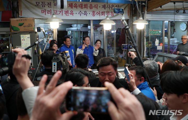 [충주=뉴시스] 이영환 기자 = 이재명 더불어민주당 대표가 27일 오전 충북 충주시 무학시장을 방문해 시민들에게 인사하고 있다. (공동취재) 2024.03.27. photo@newsis.com