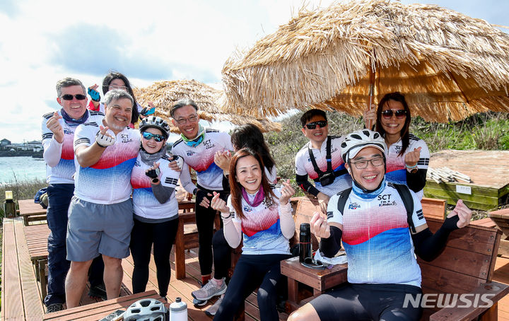 [제주=뉴시스] 우장호 기자 = 싱가포르 '샹그릴라 사이클링 투어(SCT)' 동호회원들이 27일 오전 제주시 구좌읍 해안도로를 자전거로 일주하고 있다. 제주관광공사와 제주도는 해외 관광객들이 더 오래 머물며 제주를 즐길 수 있도록 낚시와 오름, 골프 등 특수목적 상품을 추가 개발할 계획이다. 2024.03.27. woo1223@newsis.com