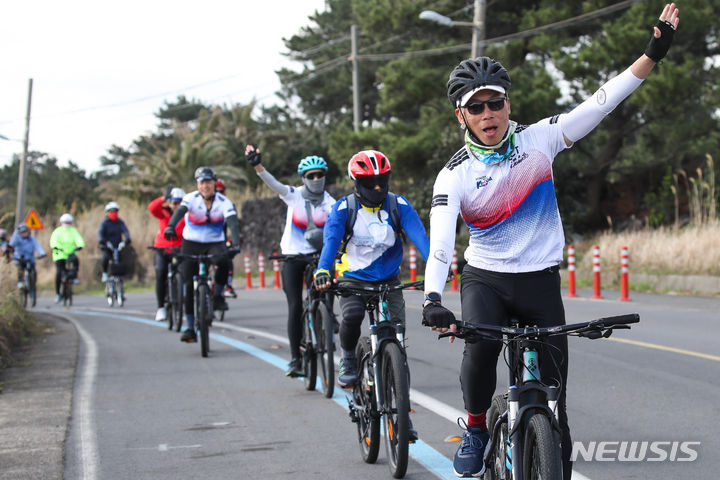 [제주=뉴시스] 우장호 기자 = 싱가포르 '샹그릴라 사이클링 투어(SCT)' 동호회원들이 27일 오전 제주시 구좌읍 해안도로를 자전거로 일주하고 있다. 제주관광공사와 제주도는 해외 관광객들이 더 오래 머물며 제주를 즐길 수 있도록 낚시와 오름, 골프 등 특수목적 상품을 추가 개발할 계획이다. 2024.03.27. woo1223@newsis.com