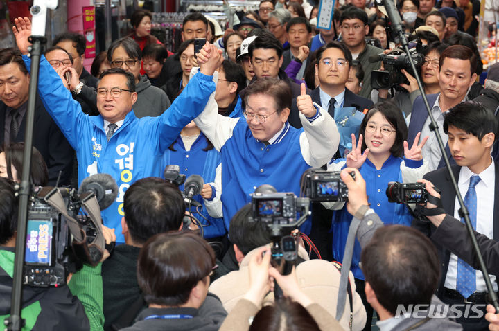 [제천=뉴시스] 이영환 기자 = 이재명 더불어민주당 대표와 이경용 제천·단양 후보, 용혜인 더불어민주연합 공동상임선대위원장이 27일 오후 충북 제천시 내토전통시장에서 시민들에게 인사를 하고 있다. 2024.03.27. 20hwan@newsis.com