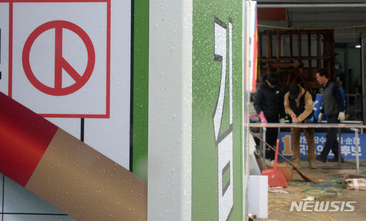 [전주=뉴시스] 김얼 기자 = 제22대 국회의원 선거 공식 선거운동을 하루 앞둔 27일 전북 전주시 완산구 중인동의 한 간판제작 업체에서 선거유세차량을 제작하고 있다. 2024.03.27. pmkeul@newsis.com