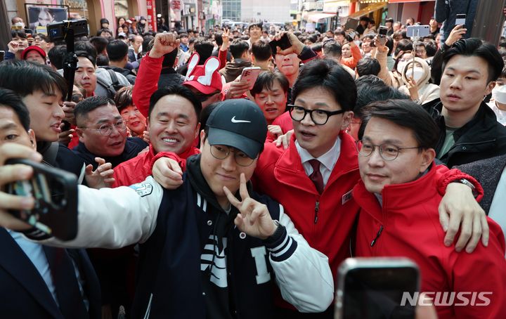 [인천=뉴시스] 고범준 기자 = 한동훈 국민의힘 비상대책위원장이 27일 인천 미추홀구 인하 문화의 거리를 방문해 시민들과 기념촬영을 하고 있다. (공동취재) 2024.03.27. photo@newsis.com
