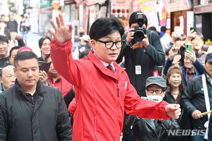 [인천=뉴시스] 고범준 기자 = 한동훈 국민의힘 비상대책위원장이 27일 인천 미추홀구 인하 문화의 거리를 방문해 시민들에게 인사를 하고 있다. (공동취재) 2024.03.27. photo@newsis.com