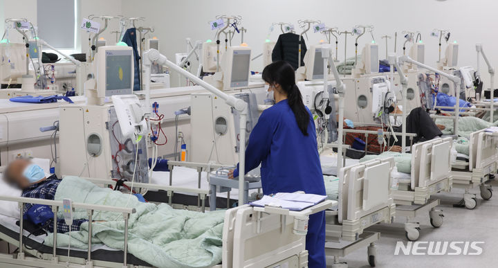 [서울=뉴시스] 김금보 기자 = 지난 3월27일 간호사들이 서울 강서구 한 종합병원 인공신장실에서 환자를 돌보고 있는 모습. 2024.03.27. kgb@newsis.com
