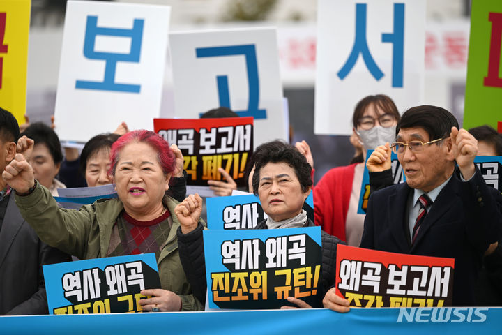 [광주=뉴시스] 이영주 기자 = 오월정신지키기범시도민대책위가 27일 오후 광주 동구 5·18민주광장에서 5·18민주화운동진상규명조사위원회가 최근 발표한 개별 보고서의 폐기를 촉구하는 기자회견을 열고 있다. 2024.03.27. leeyj2578@newsis.com