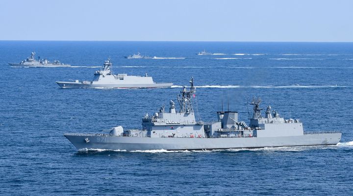 [서울=뉴시스] 해군은 '제9회 서해수호의 날'을 계기로 지난 25일부터 오는 29일까지 동·서·남해 전 해역에서 실사격 훈련을 포함한 해상기동훈련을 실시하고 있다고 27일 밝혔다. 사진은 27일 동해상에서 1함대 함정들이 기동훈련을 하는 모습. 아래쪽부터 광개토대왕함(DDH-Ⅰ), 포항함(FFG-Ⅱ), 부산함(FF). (사진=해군 제공) 2024.03.27. photo@newsis.com *재판매 및 DB 금지