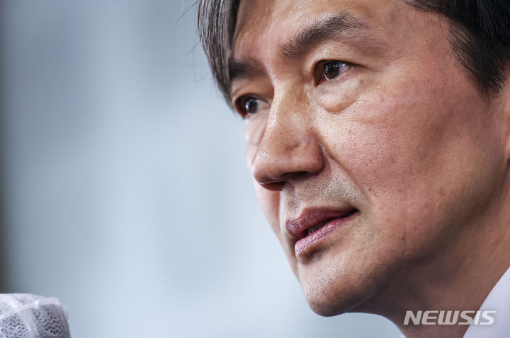 [서울=뉴시스] 정병혁 기자 = 조국 조국혁신당 대표가 27일 서울 중구 한국프레스센터에서 열린 외신기자 간담회에서 모두발언을 하고 있다. 2024.03.27. jhope@newsis.com