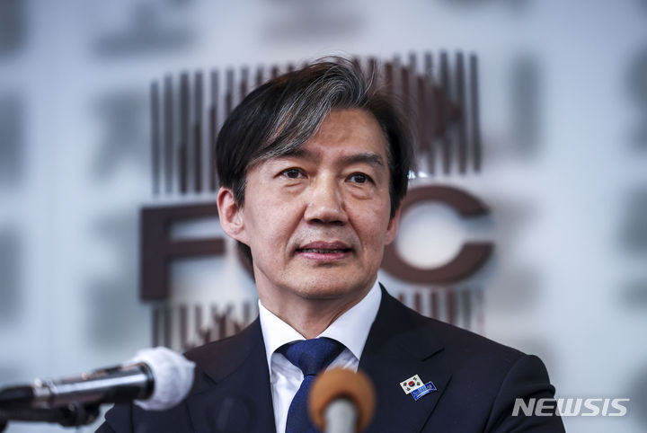 [서울=뉴시스] 정병혁 기자 = 조국 조국혁신당 대표가 27일 서울 중구 한국프레스센터에서 열린 외신기자 간담회에서 모두발언을 하고 있다. 2024.03.27. jhope@newsis.com