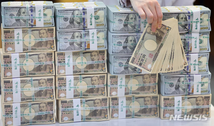 [서울=뉴시스] 최진석 기자 = 엔화 약세가 계속되면서 일본 정부와 일본은행은 3자회의를 열었다. 엔저 장기화에 경제에 부담이 될까 주시하는 모습이다. 사진은 지난 27일 서울 중구 하나은행 위변조대응센터에서 직원이 엔화를 들어 보이는 모습. 2024.03.28. myjs@newsis.com