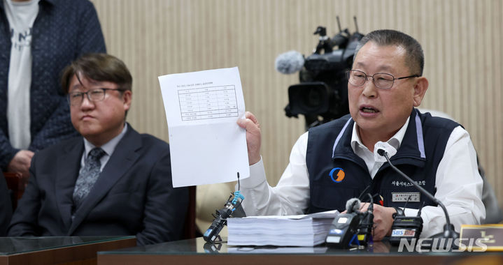 [서울=뉴시스] 김선웅 기자 = 박점곤 서울시 버스노동조합 위원장이 지난 3월27일 서울 영등포구 서울지방노동위원회에서 서울 시내버스 노동조합 총파업을 하루 앞두고 열린 막판 조정에 참석해 노동조합 측 입장을 말하고 있는 모습. 2024.03.27. mangusta@newsis.com