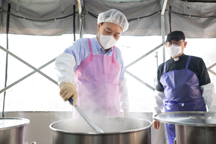 [서울=뉴시스] 윤석열 대통령이 27일 서울 명동성당 내 무료 급식소인 명동밥집을 찾아 배식 봉사활동을 하고 있다. (사진=대통령실 제공) 2024.03.27. photo@newsis.com *재판매 및 DB 금지