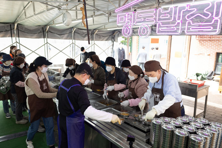 [서울=뉴시스] 윤석열 대통령이 27일 서울 명동성당 내 무료 급식소인 명동밥집을 찾아 배식 봉사활동을 하고 있다. (사진=대통령실 제공) 2024.03.27. photo@newsis.com *재판매 및 DB 금지