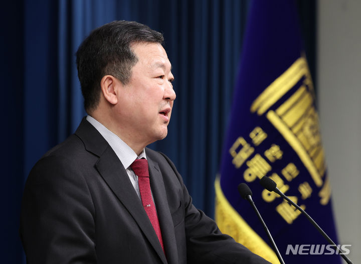 [서울=뉴시스] 조수정 기자 = 박춘섭 대통령실 경제수석이 27일 서울 용산 대통령실 청사에서 비상경제민생회의 결과 및 경제현안 관련 브리핑을 하고 있다. 2024.03.27. photo@newsis.com