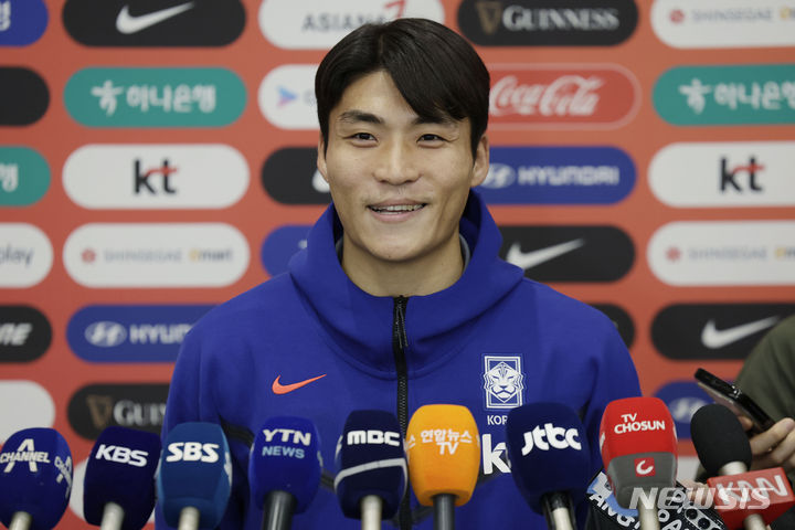 [인천공항=뉴시스] 최동준 기자 = 2026 북중미 월드컵 아시아 2차 예선 태국과의 원정 경기에서 A매치 데뷔골을 기록한 축구대표팀 박진섭이 27일 인천국제공항을 통해 귀국 후 취재진 질문에 답변하고 있다. 2024.03.27. photocdj@newsis.com