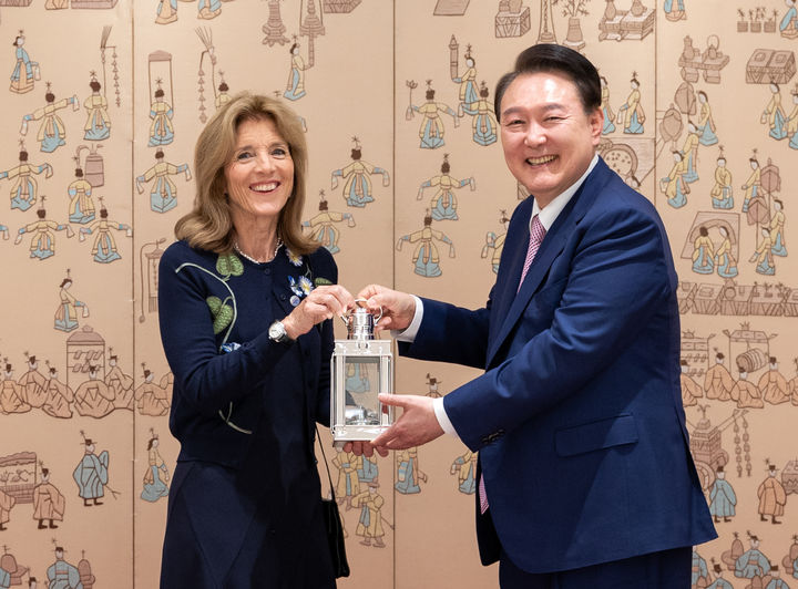 [서울=뉴시스] 윤석열 대통령이 27일 서울 용산 대통령실 청사에서 캐롤라인 케네디 미국 존 F. 케네디(JFK) 재단 명예회장(주호주미국대사)으로부터 '용기있는 사람들 상(랜턴)'을 받고 있다. (사진=대통령실 제공)2024.03.27. photo@newsis.com *재판매 및 DB 금지