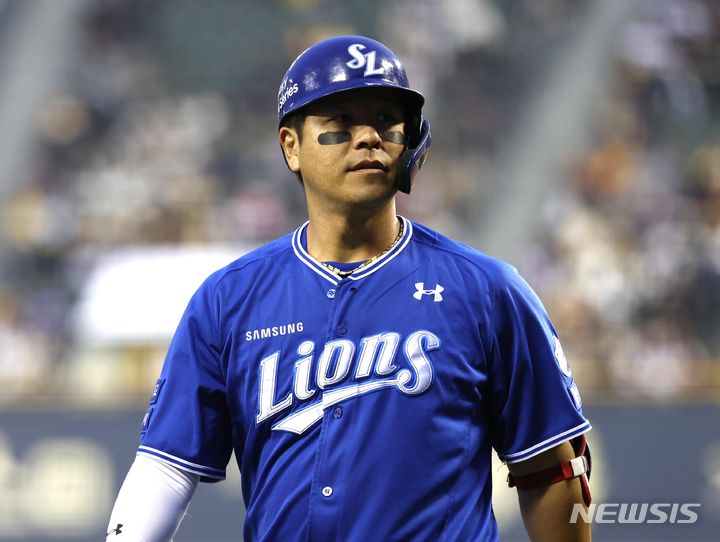 [서울=뉴시스] 정병혁 기자 = 27일 서울 송파구 잠실야구장에서 열린 2024 신한 SOL 뱅크 KBO리그 삼성 라이온즈와 LG 트윈스의 경기, 1회초 2사 만루 상황 삼성 강민호가 아웃당한 뒤 덕아웃을 향하고 있다. 2024.03.27. jhope@newsis.com