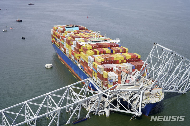[볼티모어=AP/뉴시스] 미 볼티모어항 입구의 프랜시스 스콧 키 교량을 무너트린 대형 화물선 달리 호의 이물에 교량 잔해가 걸려 있는 모습. 2024.3.28.