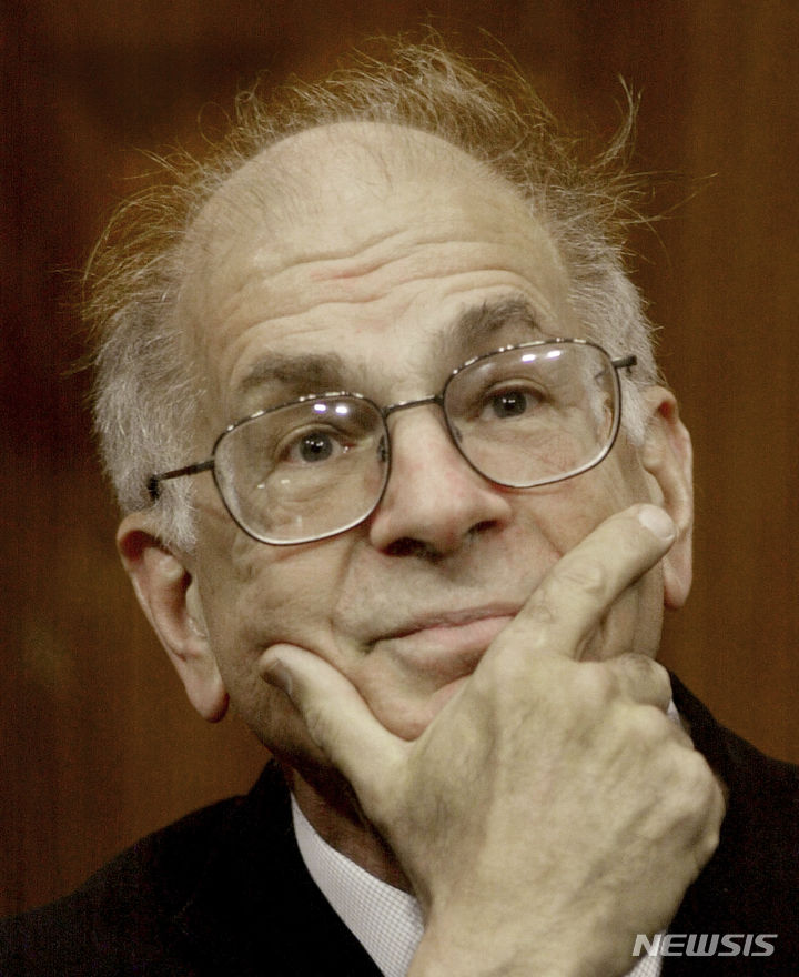 [AP/뉴시스]뿌리깊은 신경학적 편견이 의사결정에 어떤 영향을 미치는지에 대한 통찰력으로 2002년 노벨 경제학상을 수상했던 심리학자이자 '행동경제학의 창시자'로 불리는 대니얼 카너먼이 27일(현지시각) 90세로 타계했다. 사진은 2002년 10월9일 노벨 경제학상 수상 소식을 들었을 때 카네먼의 모습. 2024.03.28.