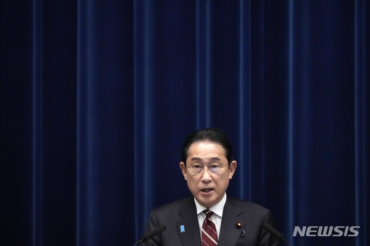 [도쿄=AP/뉴시스]일본 중의원(하원)의 전날 보궐선거에서 집권 자﻿﻿민당이 전패하자, 기시다 정권이 정권 운영에 심각한 타격을 입었다고 일본 언론들이 29일 보도했다. 기시다 후미오 일본 총리가 지난달 28일 도쿄에서 기자회견을 하고 있다. 2024.04.29.