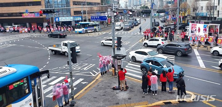 [충주=뉴시스] 이병찬 기자 = 22대 총선 충북 충주 선거구 국민의힘 이종배 후보와 선거운동원들이 28일 충주시 문화동 이마트 사거리에서 출정식을 하고 있다.(사진=이 후보 제공)2024.03.28.photo@newsis.com 