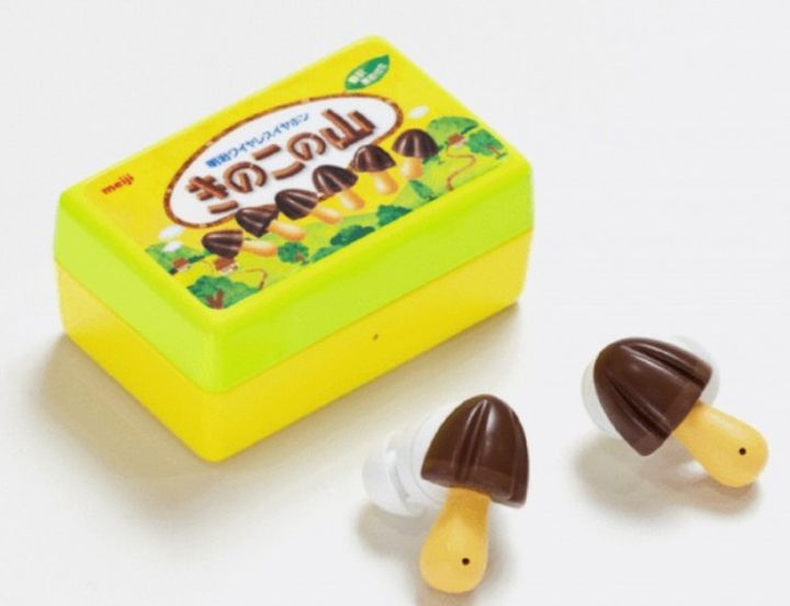 [서울=뉴시스] 일본에서 과자 키노코노야마(버섯의 산)를 모티브로 만든 무선 이어폰이 출시되자마자 품절대란을 일으켰다. '버섯의 산'은 한국의 '초코송이' 과자와 매우 흡사한 모양으로, 원조격이기도 하다. (사진='마이니치 신문' 캡처) *재판매 및 DB 금지