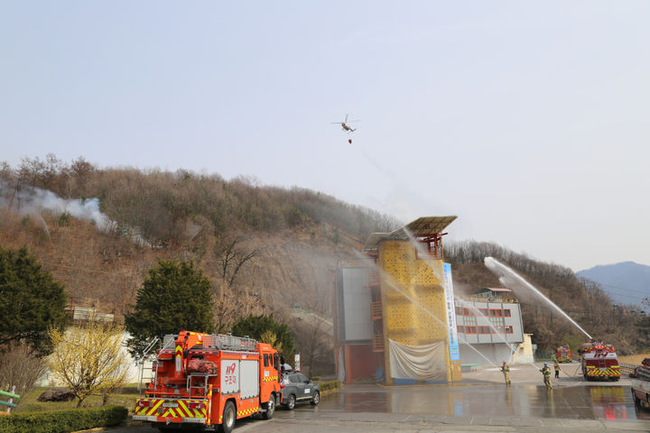 [수원=뉴시스] 27일 오후 경기도소방재난본부가 가평군 한 야산에서 산불 대응을 위한 대규모 합동 훈련을 진행하고 있다. (사진=경기도소방재난본부 제공) 2024.3.28. photo@newsis.com *재판매 및 DB 금지