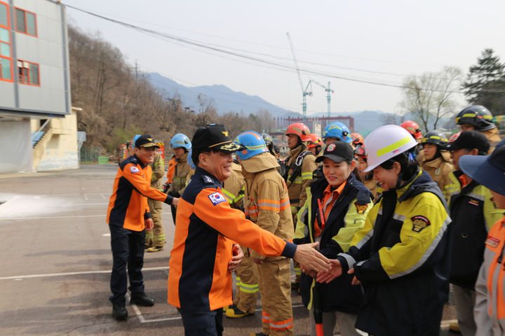 [수원=뉴시스] 27일 오후 경기도소방재난본부가 가평군 한 야산에서 산불 대응을 위한 대규모 합동 훈련을 진행하고 있다. (사진=경기도소방재난본부 제공) 2024.3.28. photo@newsis.com *재판매 및 DB 금지