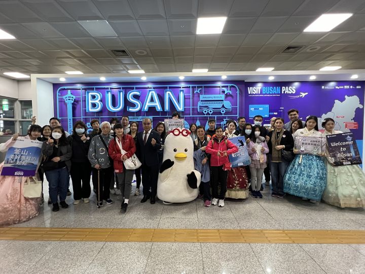 [부산=뉴시스] 부산관광공사 이정실 사장(앞줄 왼쪽 6번째)과 홍콩 관광객들이 환대행사 후 기념 촬영을 하고 있다. (사진=부산관광공사 제공) 2024.03.28. photo@newsis.com *재판매 및 DB 금지