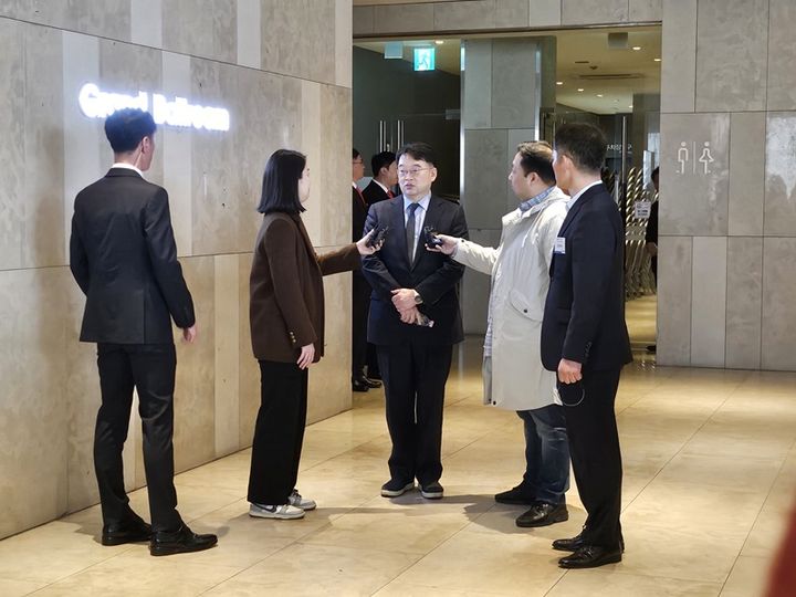 [수원=뉴시스] 송연주 기자=한미약품그룹과 통합을 추진 중인 이우현 OCI홀딩스 회장이 28일 경기 화성시 신텍스에서 개최 예정인 한미사이언스 주주총회에 등장했다.  2024.03.28. photo@newsis.com  *재판매 및 DB 금지