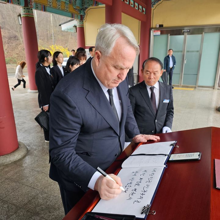 [서울=뉴시스]인요한 국민의미래 선대위원장은 28일 오전 광주 국립5·18민주묘지를 방문해 참배했다. 방명록을 적고 있는 인 위원장의 모습. (사진=국민의미래 제공) 2024.03.28. photo@newsis.com *재판매 및 DB 금지