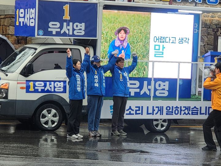 [밀양=뉴시스] 4·10 총선의 공식 선거운동 시작 첫날인 28일 경남 밀양시 밀양관아 앞에서 더불어민주당 밀양·의령·함안·창녕 국회의원, 밀양시장, 도의원 보궐선거 출마자들이 합동 출정식을 하고 있다. (사진=우서영 후보 선거사무소 제공) 2024.03.28. photo@newsis.com *재판매 및 DB 금지