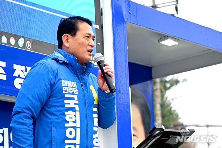 [충주=뉴시스] 이병찬 기자 = 22대 총선 충북 충주 선거구 더불어민주당 김경욱 후보가 28일 충주시 임광사거리에서 열린 출정식에서 인사말을 하고 있다.(사진=김 경욱후보 제공)2024.03.28.photo@newsis.com 