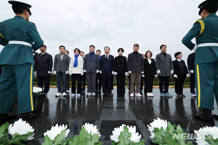  [부산=뉴시스] 하경민 기자 = 제22대 국회의원 선거 공식 선거운동 첫날인 더불어민주당 부산지역 후보자들이 28일 오전 부산 남구 유엔기념공원을 참배하고 있다. 2024.03.28. yulnetphoto@newsis.com 