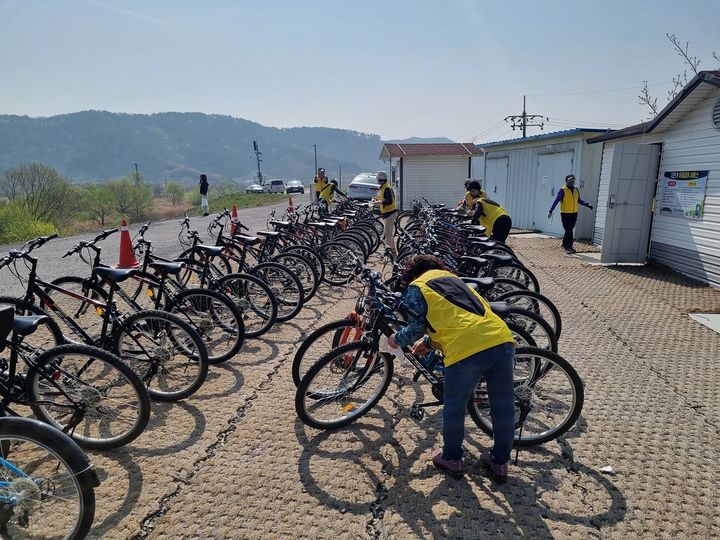 [창원=뉴시스] 경남 창원시 의창구 북면 하천리 14-16번지에 위치한 무료 자전거 대여소에서 자전거를 점검하고 닜는 모습. (사진=창원시청 제공). 2024.03.28. photo@newsis.com *재판매 및 DB 금지