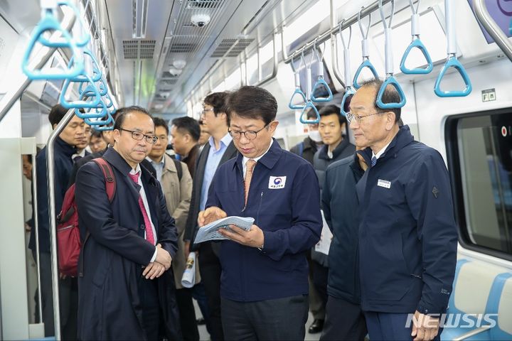 [서울=뉴시스] 박상우 국토교통부 장관은 지난 28일 오후 1시 수도권광역급행철도(GTX)-A 수서역에서 안전과 편의성 등을 최종 점검했다. (사진=국토부 제공)