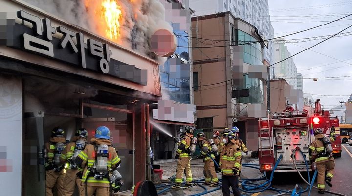 [울산=뉴시스] 박수지 기자 = 28일 오전 울산시 울주군 범서읍 한 음식점에서 불이나 소방당국이 진화작업 중이다. (사진=울산소방본부 제공) 2024.03.28. photo@newsis.com *재판매 및 DB 금지