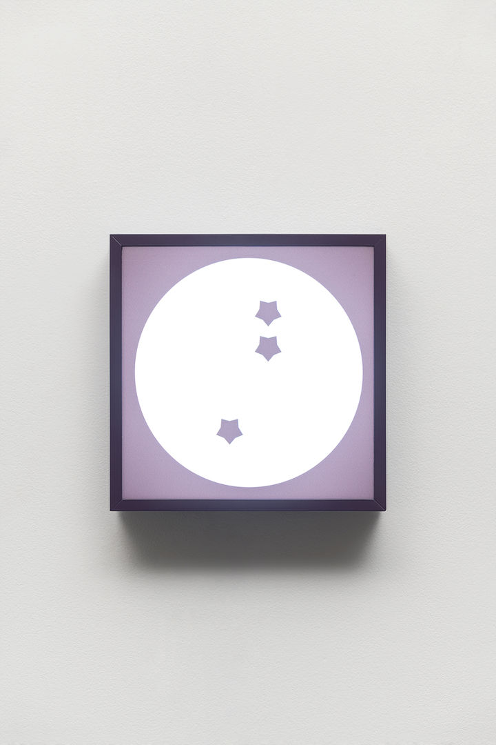 홍승혜 〈퍼플 화가자리/이젤〉 2023 uv print on lexan, paulownia wood, polyurethane paint, LED Image size: 30 x 30 cm Frame size: 31.5 x 31.5 x 8 cm Courtesy of the artist and Kukje Gallery 사진: 안천호 이미지 제공: 국제갤러리 *재판매 및 DB 금지